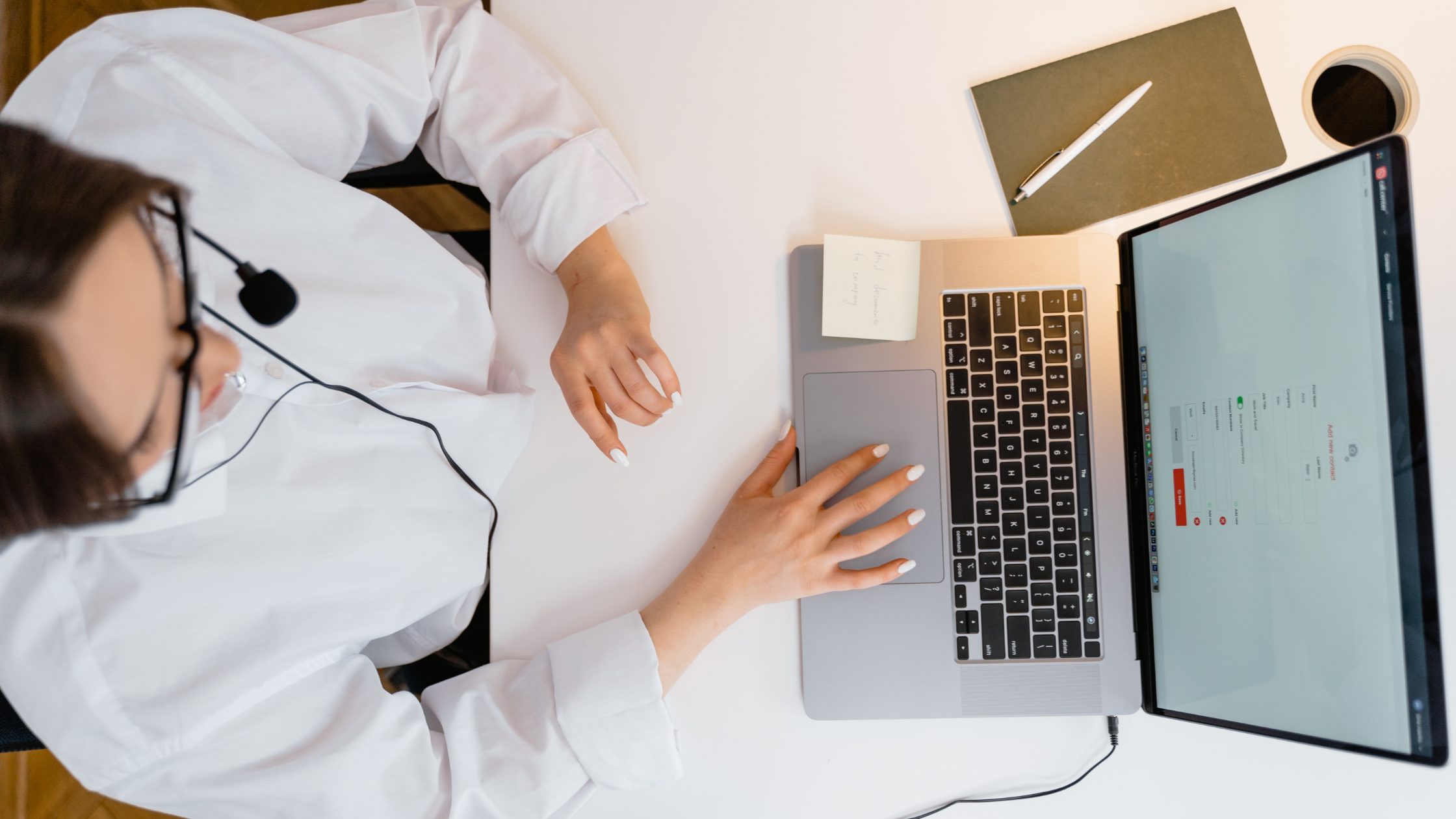 Une entrepreneure réfléchit devant son ordinateur, illustrant la recherche de clarté avant une prise de décision.