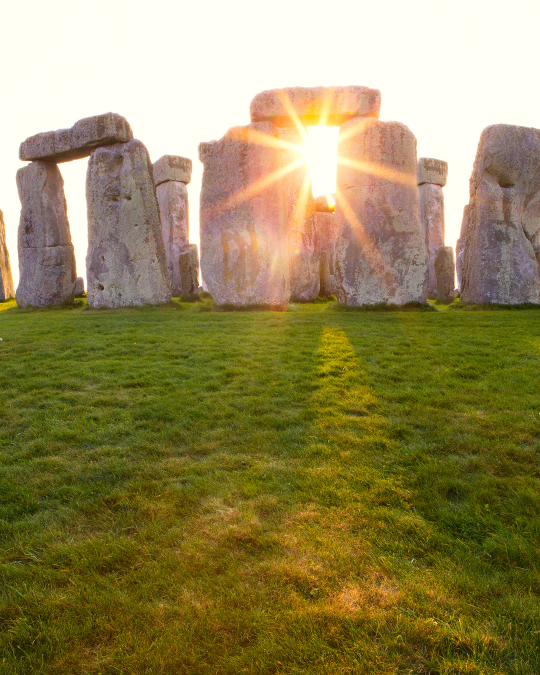 Lever du soleil entre les pierres de Stonehenge, monument aligné avec le soleil lors des solstices.