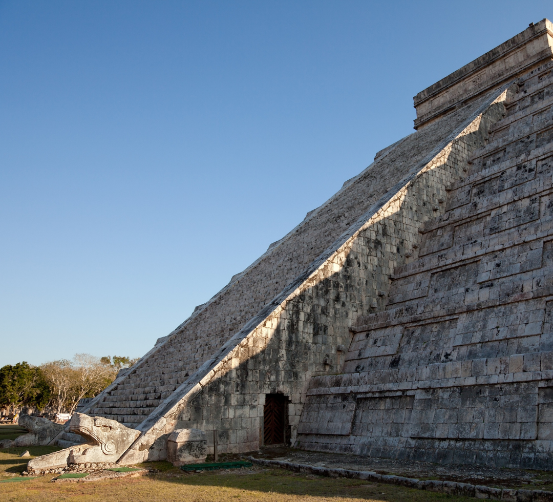 Pyramide de Kukulcán à Chichén Itzá, dont l'architecture révèle les effets de la lumière solaire aux équinoxes.