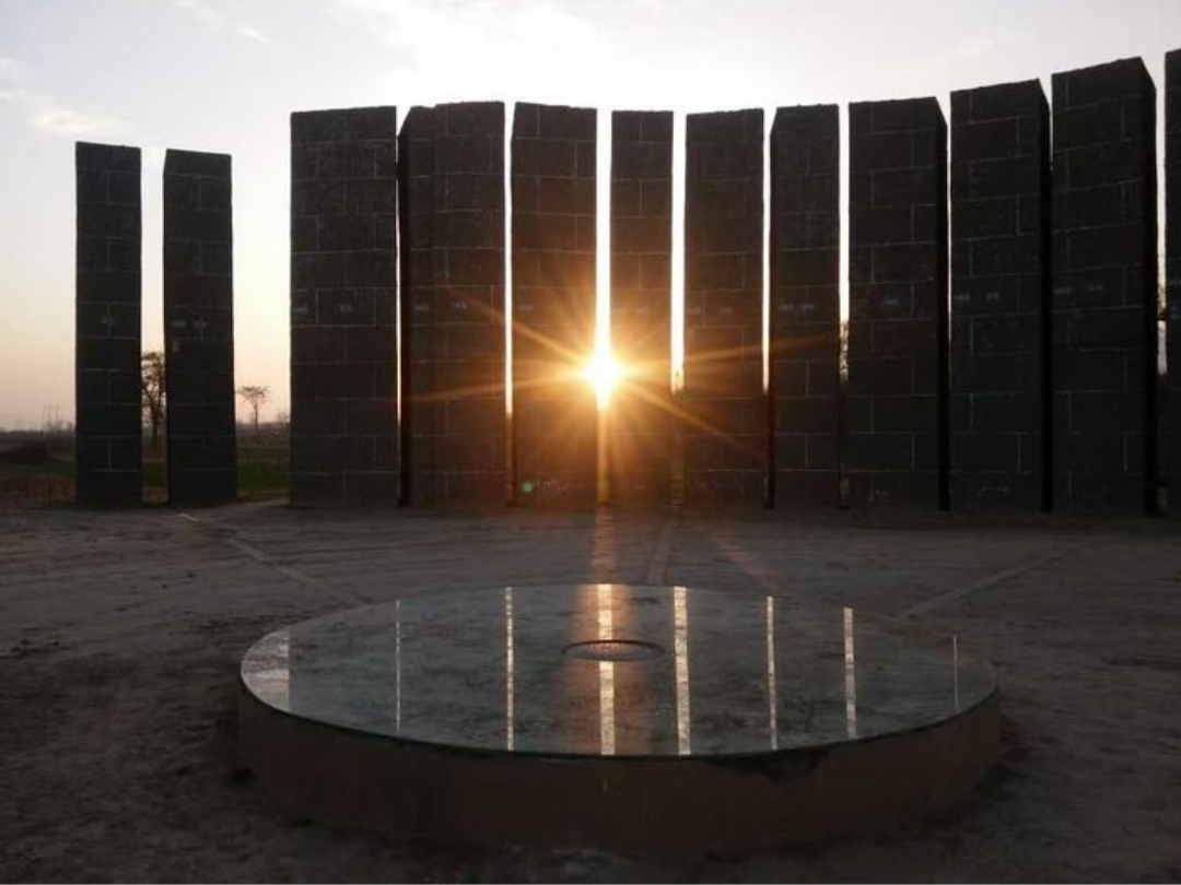 Reconstitution de l'observatoire solaire de Taosi en Chine, utilisé pour observer le mouvement du soleil et établir un calendrier.