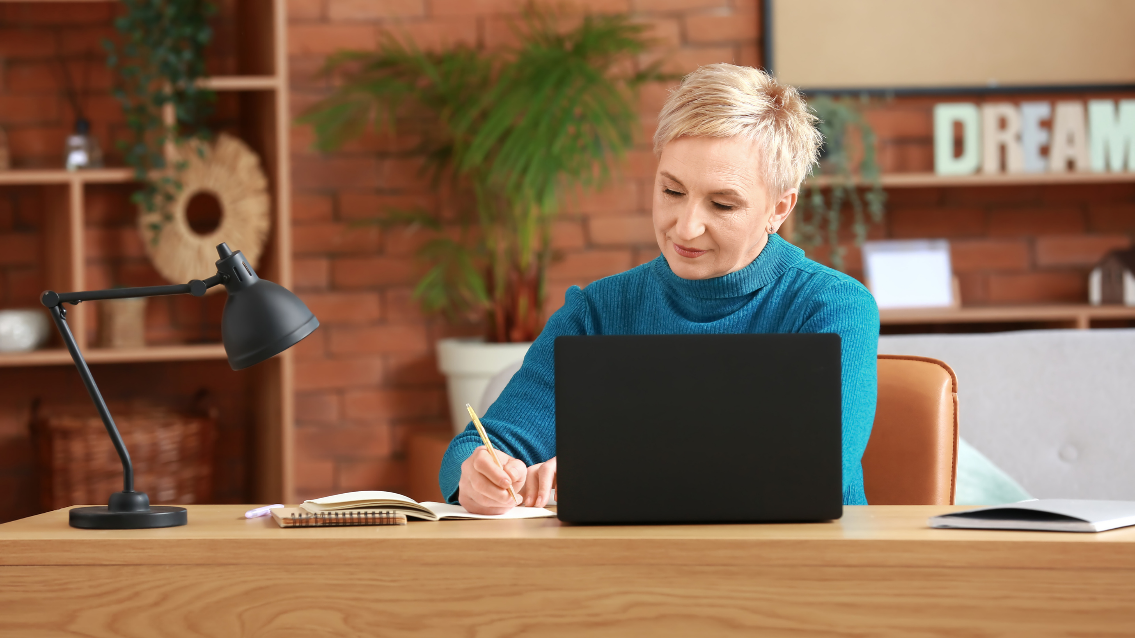 Femme entrepreneure travaillant à son bureau et réfléchissant au bon moment pour agir dans son entreprise.